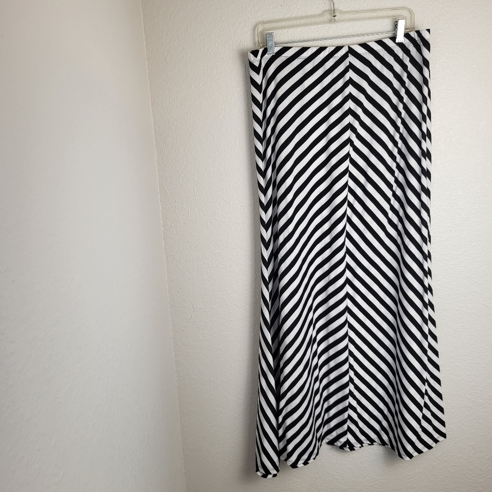 Black and White Striped Pull-On Maxi Skirt Women's Size Large